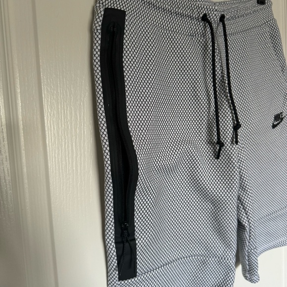 Nike Tech Fleece Shorts - Picture 3 of 6